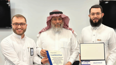 ابتسم